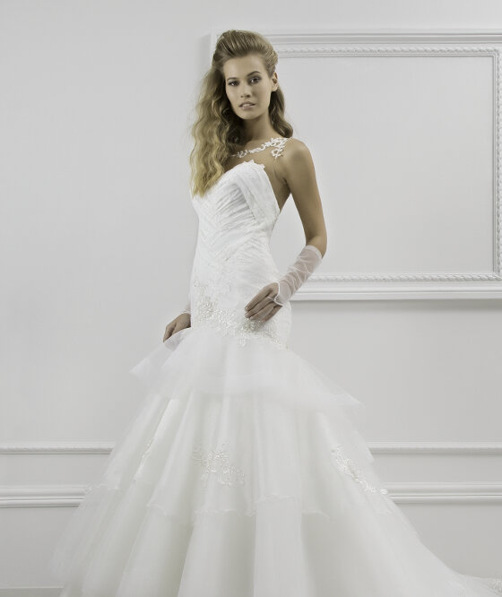 L 303 Abito da sposa semisirena di pizzo drapeggiato e gonna in tulle